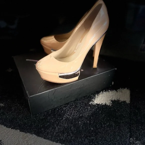NEW Brian Atwood Nude/Gold Leonida Pumps - Picture 4 of 7
